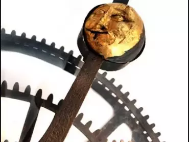 Měsíční ukazatel k astronomické části orloje, celková délka 65,5 cm, průměr měsíční koule 13 cm. Současně s otáčením ukazatele se otáčela měsíční koule, a prezentovala tak měsíční fáze. Vlastivědné muzeum v Olomouci, inv. č. CH 936.